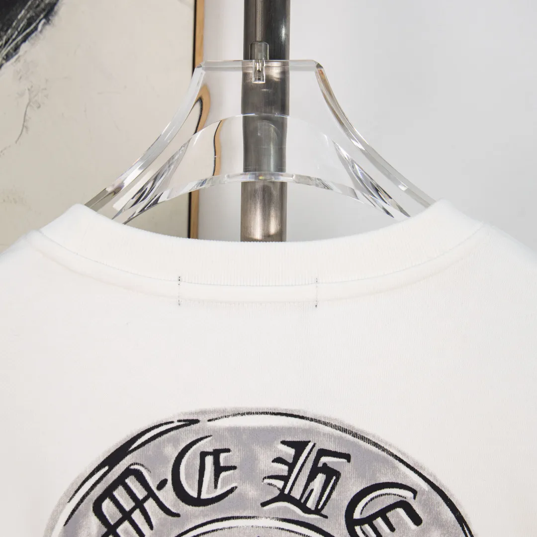 P280 zp version [exclusive supply] Chrome Hearts/Cro Heart 2025Fw new autumn and winter 420g pullover round neck long-sleeved sweatshirt CH horseshoe print Sanskrit graffiti letter logo embossing process same style for men and women brand classic pure cotton fabric official synchronization high version high quality fashion personality versatile trend pure original quality original fabric hangtag collar label washed wheat three labels complete Color: black white Size: XS S M L No.: YK10716